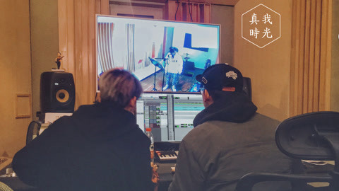 《神的孩子》錄音制作特輯|首次進(jìn)棚面臨考驗(yàn),一起體驗(yàn)?zāi)缓蠊适? />
</span>
<span id=